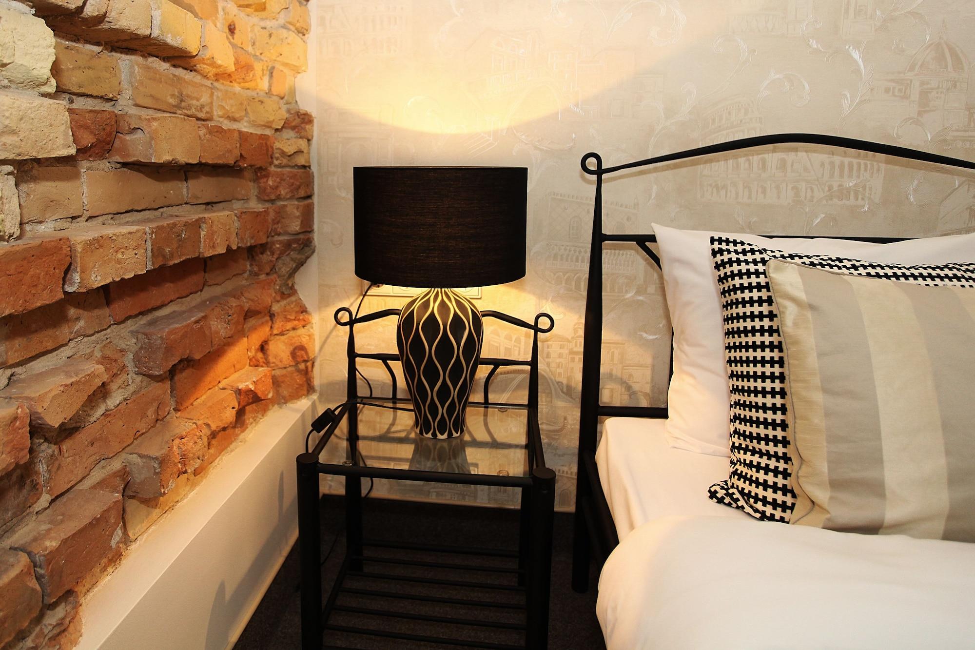 Moon Garden Old Town Hotel Аеропорт Вільнюс Екстер'єр фото