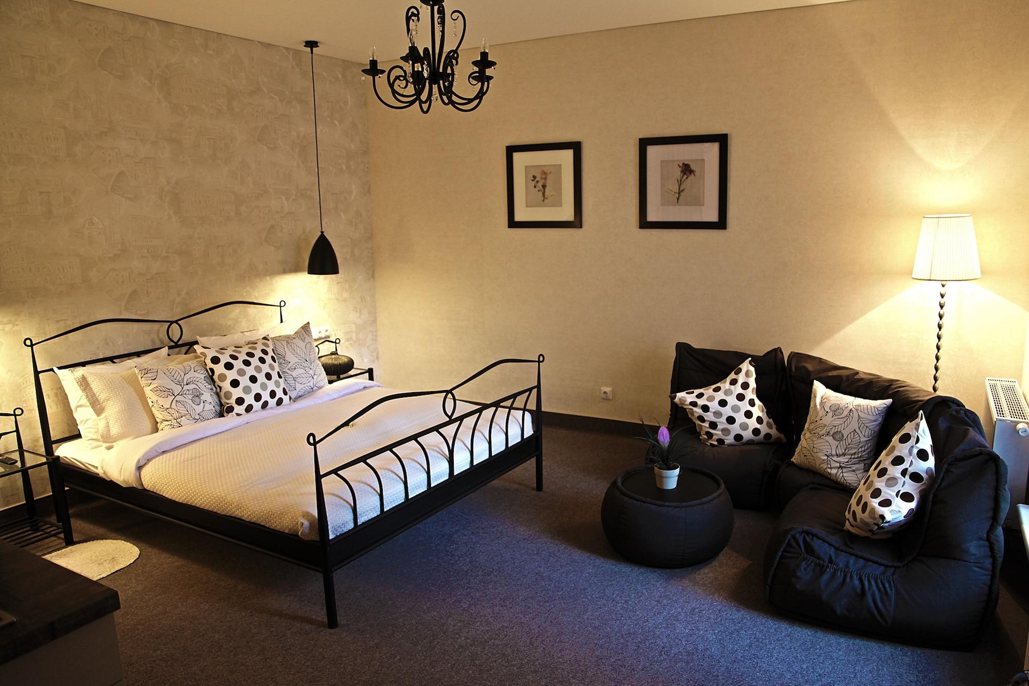 Moon Garden Old Town Hotel Аеропорт Вільнюс Екстер'єр фото