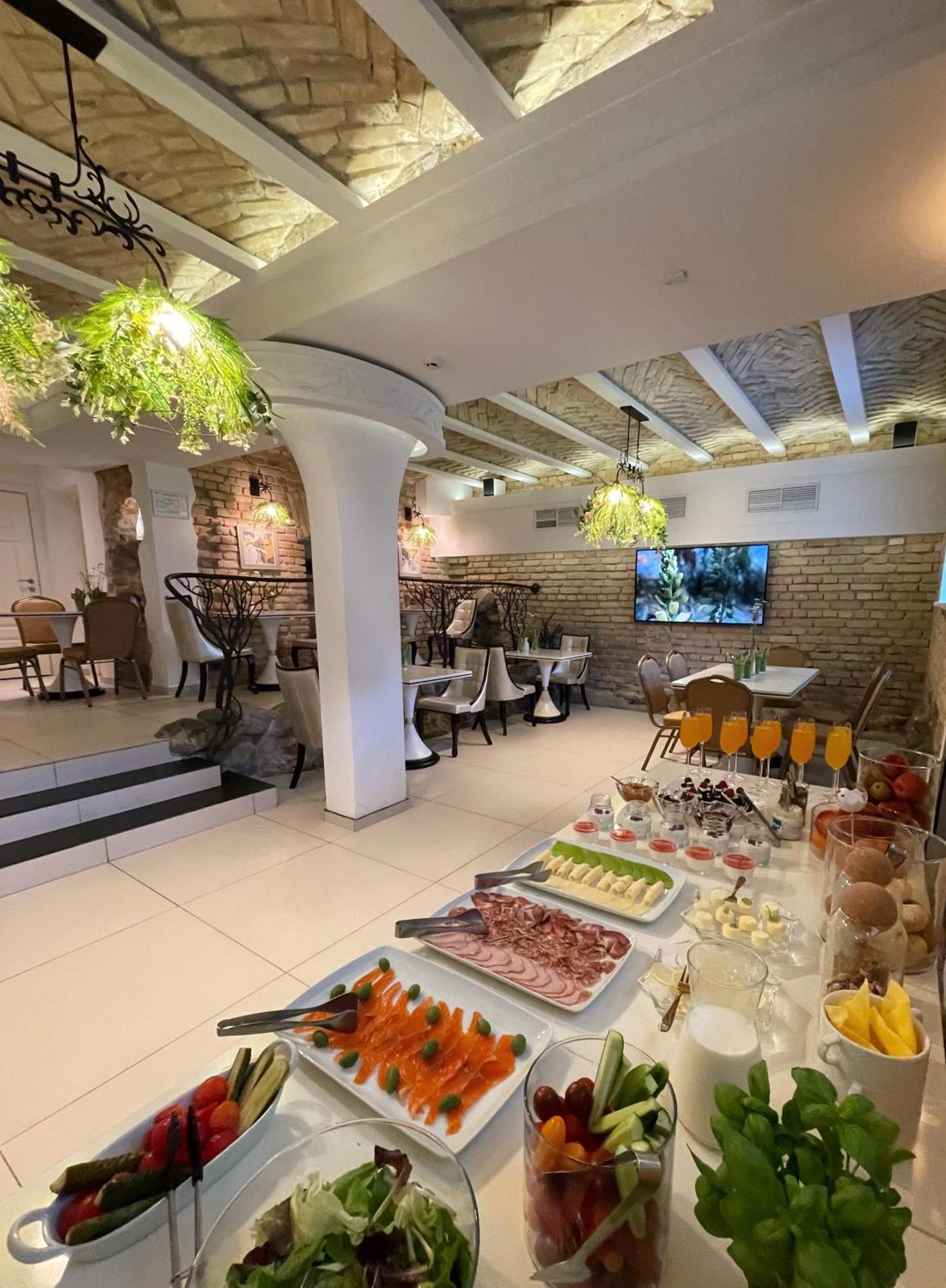 Moon Garden Old Town Hotel Аеропорт Вільнюс Екстер'єр фото